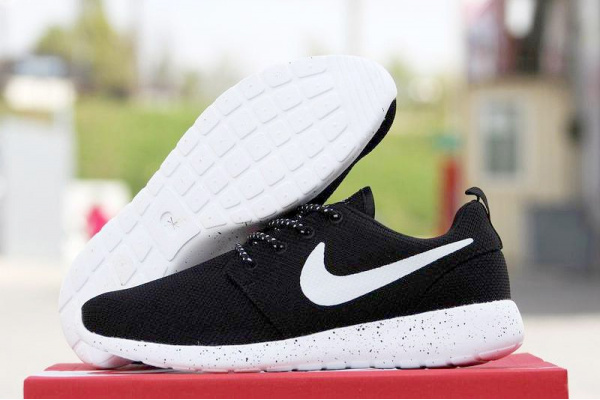 Женские кроссовки Nike Roshe Run черные с белым