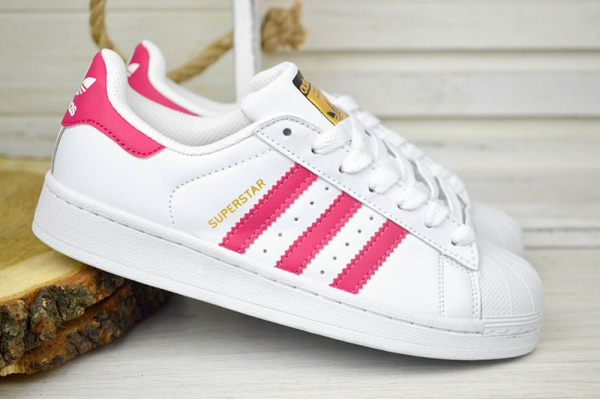 Женские кроссовки Adidas Superstar белые с малиновым