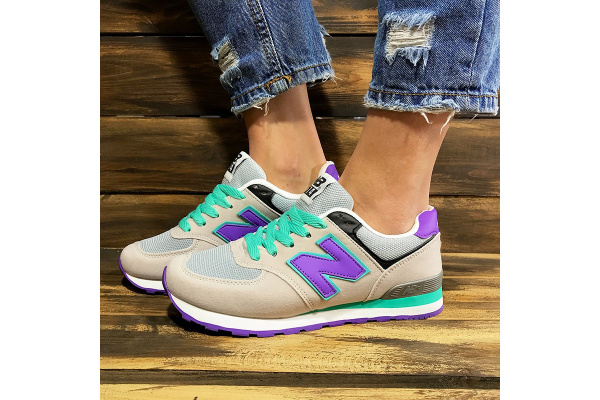 Женские кроссовки New Balance 574 бежевые с фиолетовым и зеленым