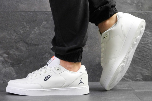 Мужские кроссовки Nike Air Jordan Low белые с черынм