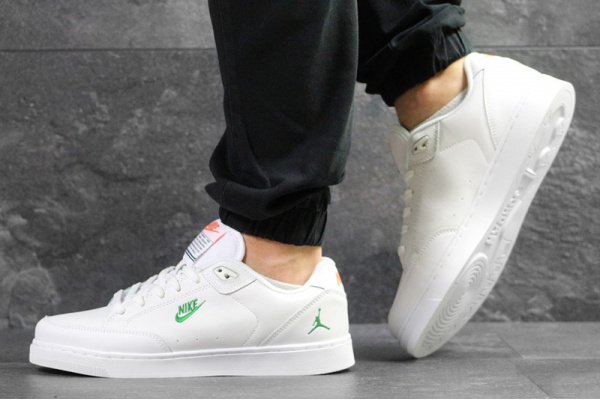 Мужские кроссовки Nike Air Jordan Low белые с зеленым