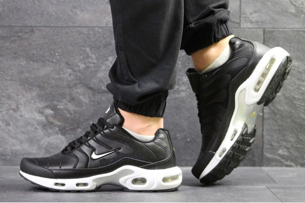 Мужские кроссовки Nike TN Air Max Plus черные с белым