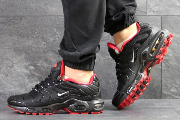 Мужские кроссовки Nike Air Max Plus TN черные с красным