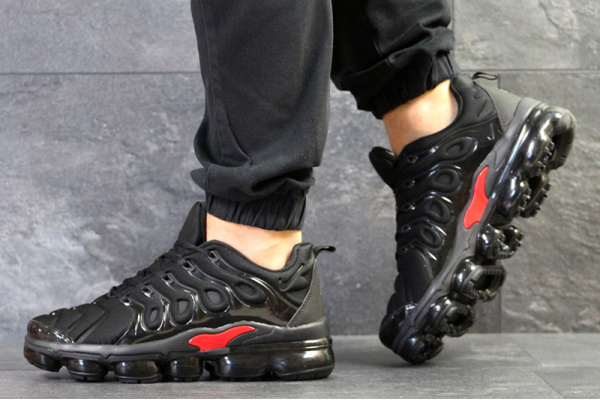 Мужские кроссовки Nike Air Vapormax Plus черные с красным