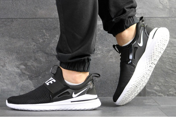 Мужские кроссовки Nike Renew Rival Freedom черные с белым