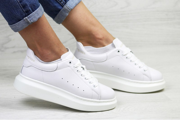 Женские кроссовки Alexander McQueen Oversized Sole Low Sneaker белые