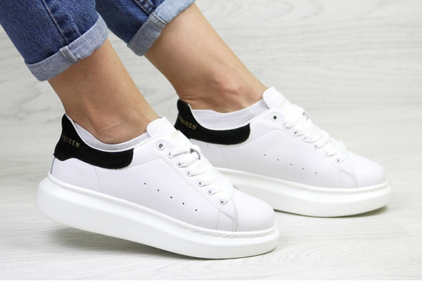 Женские кроссовки Alexander McQueen Oversized Sole Low Sneaker белые с черным