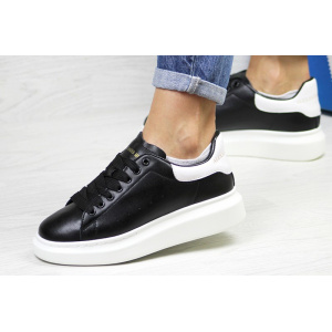 Женские кроссовки Alexander McQueen Oversized Sole Low Sneaker черные с белым