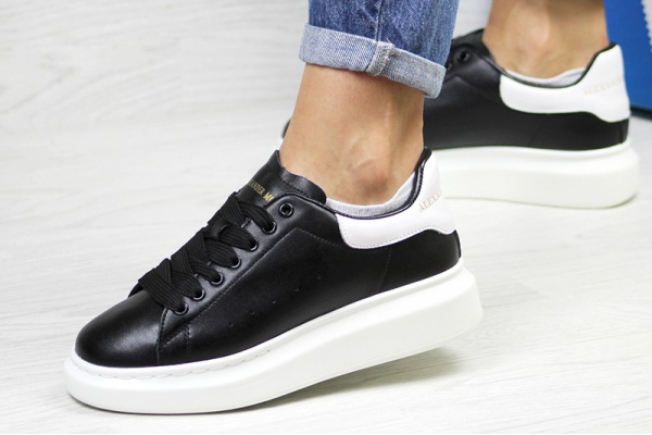 Женские кроссовки Alexander McQueen Oversized Sole Low Sneaker черные с белым