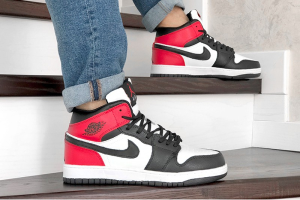 Мужские высокие кроссовки на меху Nike Air Jordan 1 Retro High OG белые с черным и красным