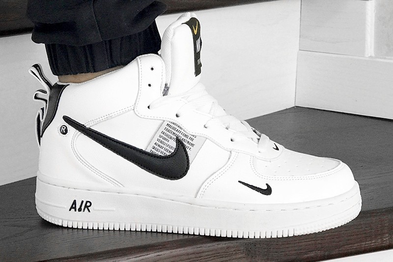 Nike air winter. Найк АИР Форс 1 белые с черным. Кроссовки Nike Air Force 1 Mid lv8 Utility White. Nike Air Force 1 черные. Nike Air Force 1 Mid 07 lv8 White с мехом.