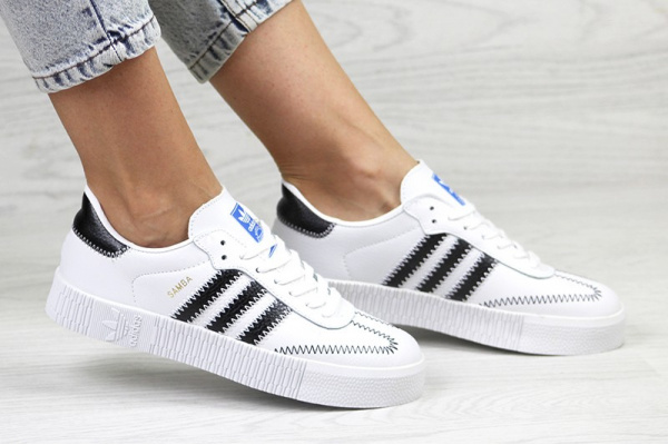 Женские кроссовки Adidas SAMBAROSE белые