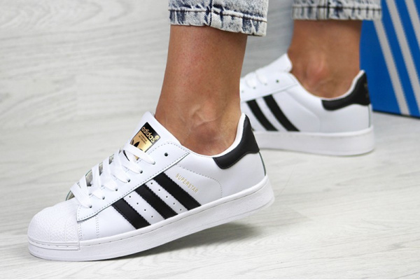Женские кроссовки Adidas Superstar белые с черным