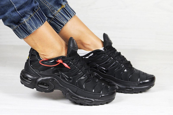 Женские кроссовки Nike Air Max Plus TN черные черные