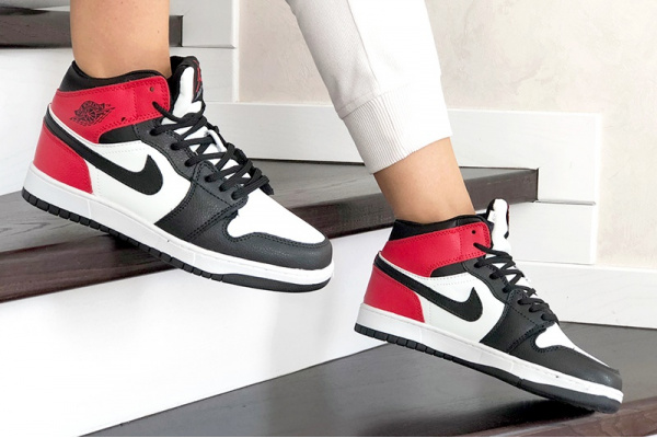 Женские высокие кроссовки на меху Nike Air Jordan 1 Retro High OG белые с черным и красным