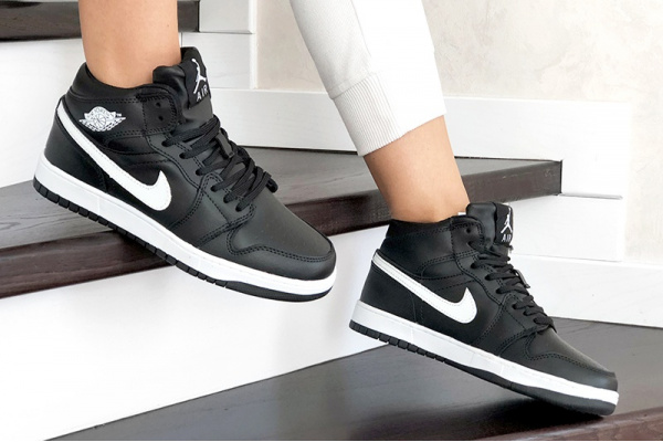 Женские высокие кроссовки на меху Nike Air Jordan 1 Retro High OG черные с белым