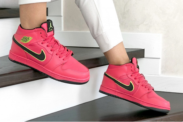 Женские высокие кроссовки на меху Nike Air Jordan 1 Retro High OG красные