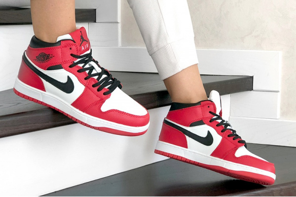 Женские высокие кроссовки на меху Nike Air Jordan 1 Retro High OG красные с белым и черным