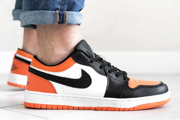 Мужские кроссовки Nike Air Jordan 1 Low белые с черным и оранжевым