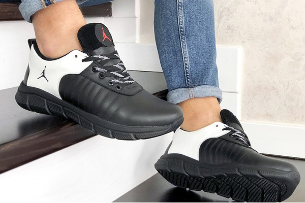 Мужские кроссовки Nike Air Jordan черные с белым