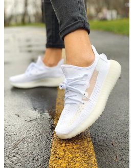 Жіночі кросівки Adidas Yeezy Boost 350 V2 білі