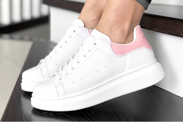Женские кроссовки Alexander McQueen Oversized Sole Low Sneaker белые с розовым