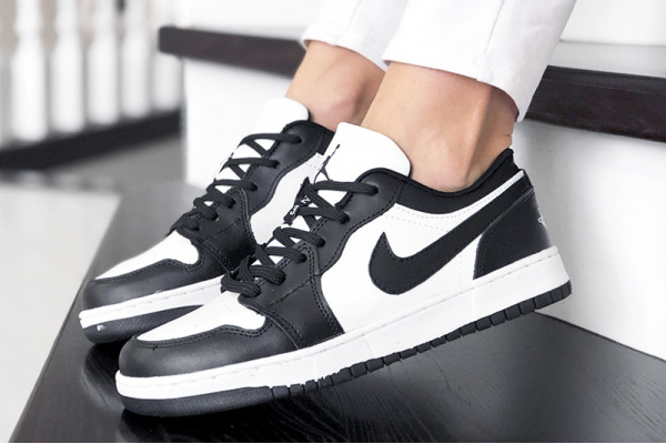 Женские кроссовки Nike Air Jordan 1 Low белые с черным