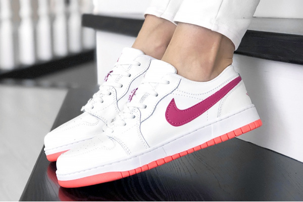 Женские кроссовки Nike Air Jordan 1 Low белые с малиновым
