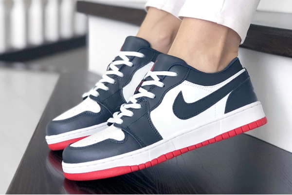 Женские кроссовки Nike Air Jordan 1 Low белые с темно-синим и красным