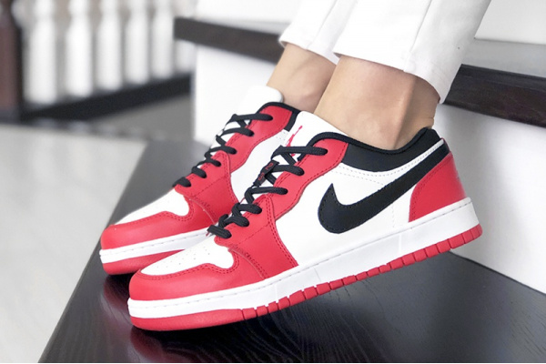 Женские кроссовки Nike Air Jordan 1 Low красные с белым