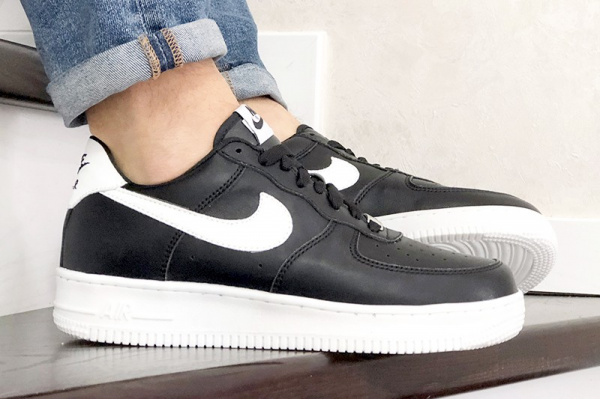 Мужские кроссовки Nike Air Force 1 Low черные с белым (black/white)