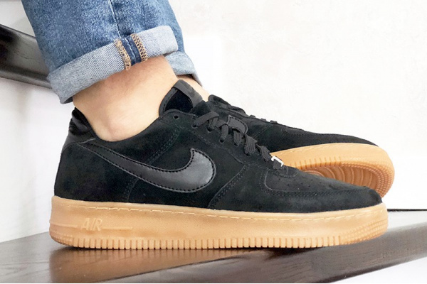 Мужские кроссовки Nike Air Force 1 Low черные с коричневым (black/suede/gum)