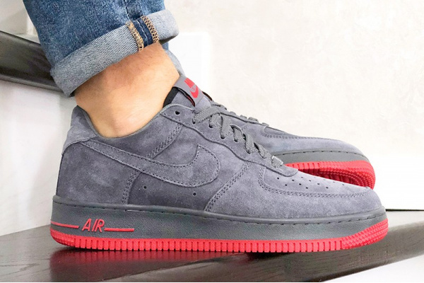 Мужские кроссовки Nike Air Force 1 Low серые с красным (grey/red/suede)