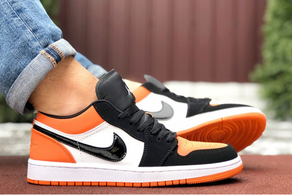 Мужские кроссовки Nike Air Jordan 1 Retro Low белые с черным и оранжевым