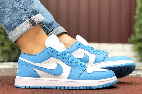 Мужские кроссовки Nike Air Jordan 1 Retro Low голубые с белым