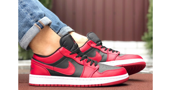 Купить мужские кроссовки Nike Air Jordan 1 Retro Low красные с черным
