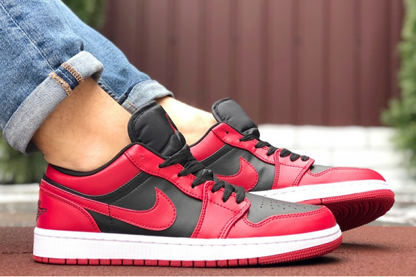 Мужские кроссовки Nike Air Jordan 1 Retro Low красные с черным
