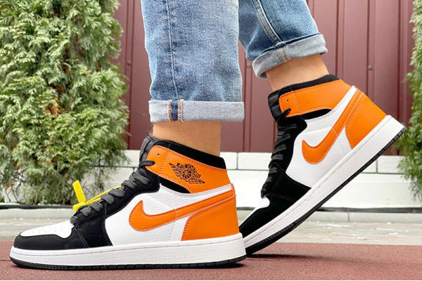 Мужские высокие кроссовки Nike Jordan 1 Retro High белые с черным и оранжевым