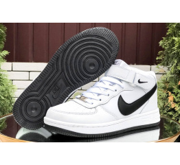 Женские высокие кроссовки на меху Nike Air Force 1 Mid белые с черным