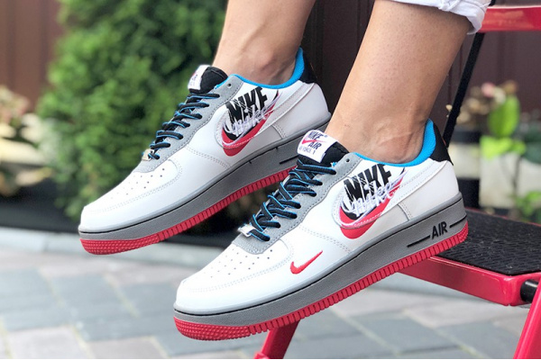 Женские кроссовки Nike Air Force 1 Low Script Swoosh белые с красным и голубым