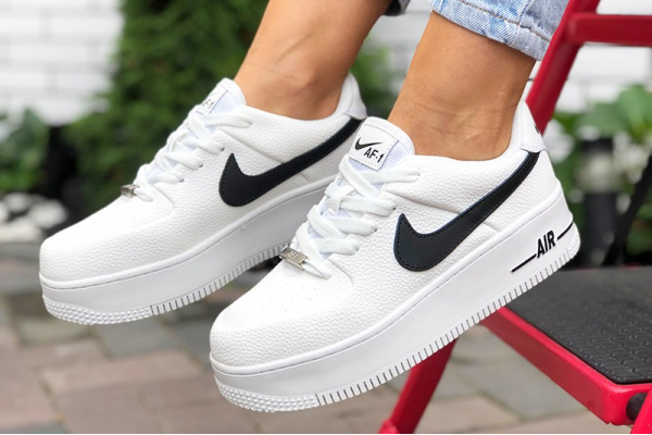 Женские кроссовки Nike Air Force 1 Sage Low белые с черным