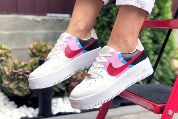 Женские кроссовки Nike Air Force 1 Sage Low белые с розовым и красным