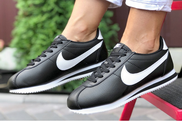 Женские кроссовки Nike Classic Cortez Leather черные с белым