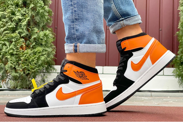 Женские высокие кроссовки Nike Jordan 1 Retro High белые с черным и оранжевым