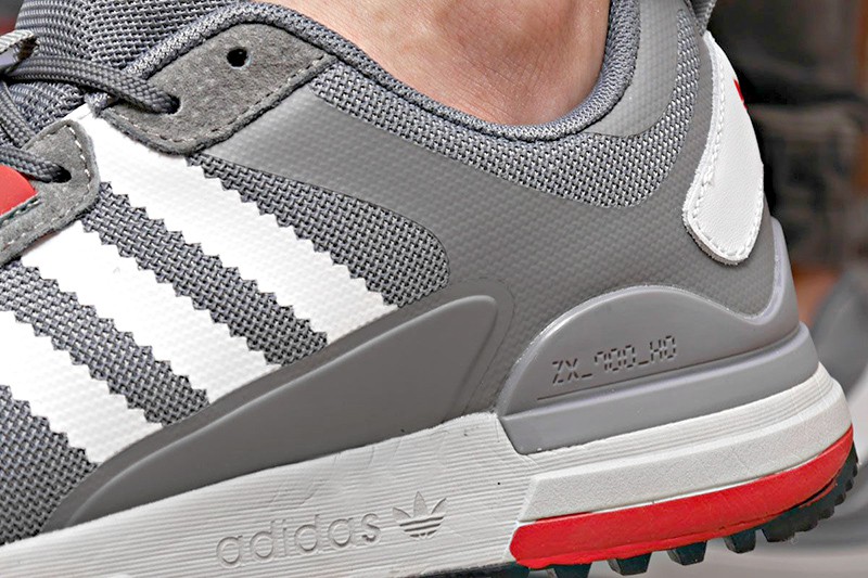Купить мужские кроссовки Adidas ZX700 серые с белым (grey/white)