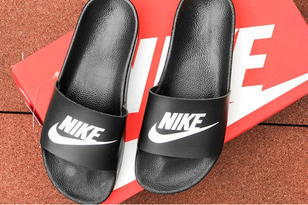 Мужские шлепанцы Nike Air черные с белым