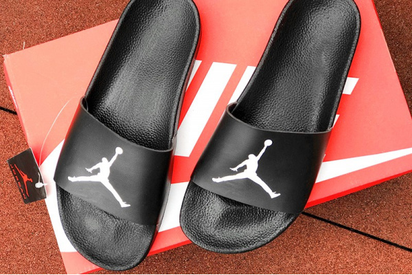 Мужские шлепанцы Nike Air Jordan черные с белым