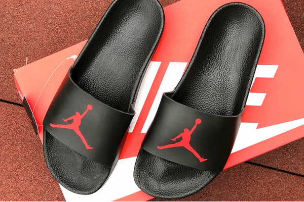 Мужские шлепанцы Nike Air Jordan черные с красным