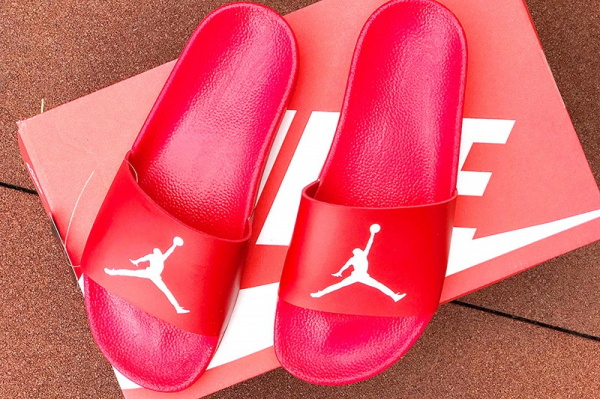 Мужские шлепанцы Nike Air Jordan красные