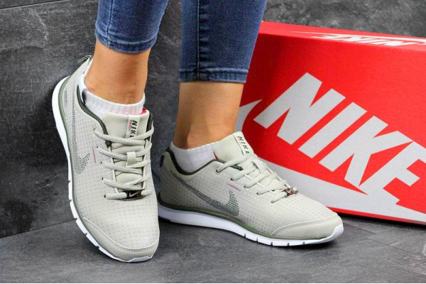 Женские кроссовки Nike бежевые